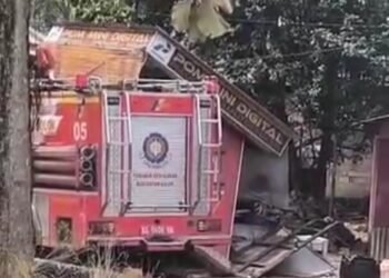 Hendak Menuju TKP Kebakaran, Mobil Damkar Tabrak Kios Bensin di Solok, 1 Tewas