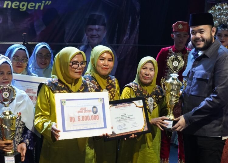 Wako Fadly Amran saat menutup Festival Seni Budaya bertajuk “Giat Seni dari Kuranji, Harmoni untuk Negeri” di Lapangan Apeksi Balai Kota Padang, Minggu malam (20/7)