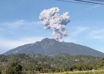 Hujan Abu Turun, Warga Siaga Hadapi Erupsi Gunung Marapi