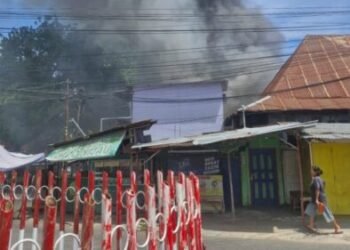 Kebakaran Hanguskan Rumah dan 3 Toko di Padang, Api Bermula dari Dapur Warung