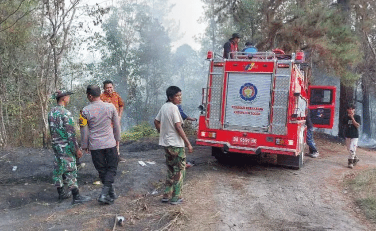 Kebakaran lahan di Kabupaten Solok, Jumat (4/7).
