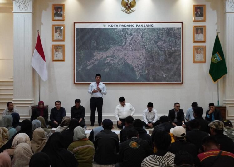 Wali Kota Hendri Arnis pada saat pertemuan dengan para tenaga non-ASN di Pendopo Rumah Dinas Wali Kota, Jumat (15/8/2025).