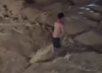 Detik-Detik Sungai Meluap di Sijunjung, Warga Nyaris Terbawa Arus