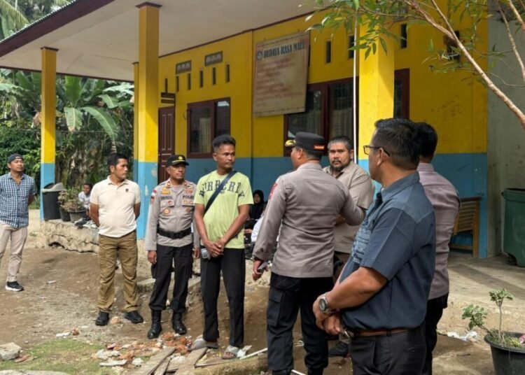 Polisi membuka semua ruang kelas SDN 05 Sungai Limau, Padang Pariaman, yang digembok oleh penjaga sekolah. Polisi membuka gembok itu setelah melakukan pendekatan secara persuasif terhadap penjaga sekolah, Yuliasman, pada Jumat (1/8) siang.