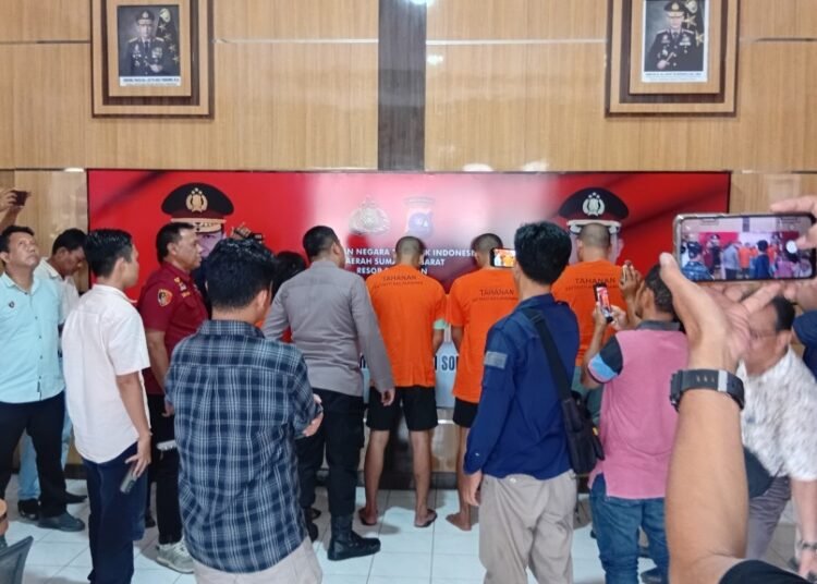 Polisi menangkap lima orang dalam sabu-sabu di Hotel Nan Tongga, Kota Pariaman, Jumat (8/8) dini hari. Foto: Rendi Hakimi Sadri
