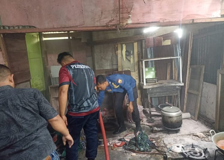 Kebakaran melanda sebuah rumah di Kecamatan Pariaman Selatan, pada Kamis (21/8).