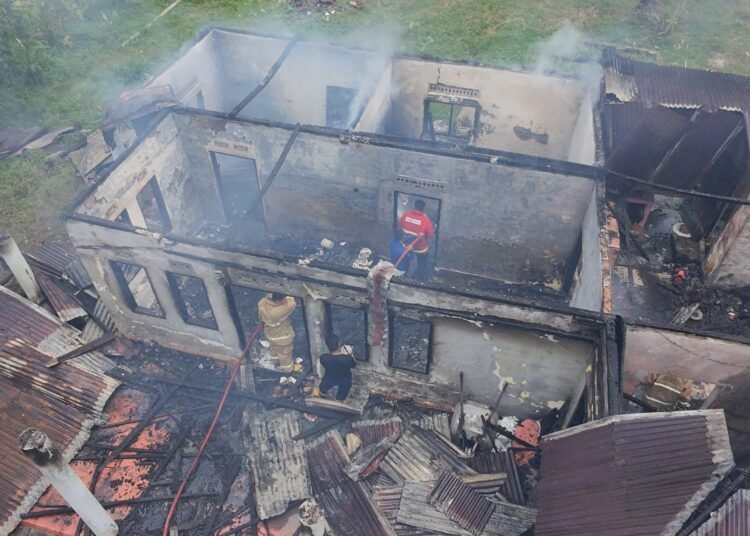 Satu unit rumah di Korong Mandahiliang, Nagari Gasan Gadang, Kecamatan Batang Gasan, Kabupaten Pariaman,  ludes terbakar pada Kamis (21/8) siang.