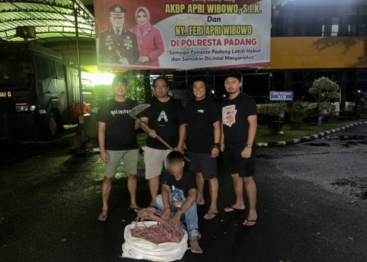 Polisi menangkap seorang terduga pencuri kabel tower telekomunikasi di kediamannya di Parupuk Tabing, Kecamatan Koto Tangah, Kota Padang, Jumat (1/8) sekitar pukul 19.30 WIB. Foto: Polresta Padang