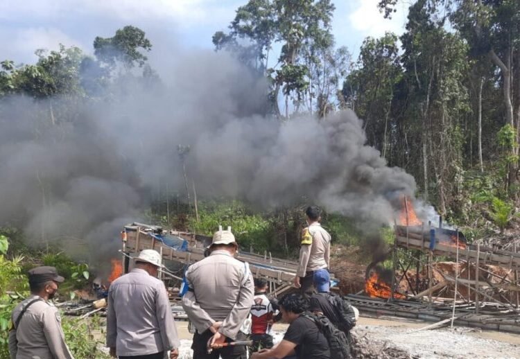 Polisi menertibkan tambang emas ilegal di Desa Katipo Pura, Kecamatan Peranap, Indragiri Hulu, Jumat (22/8). Foto: Dok. Polda Riau