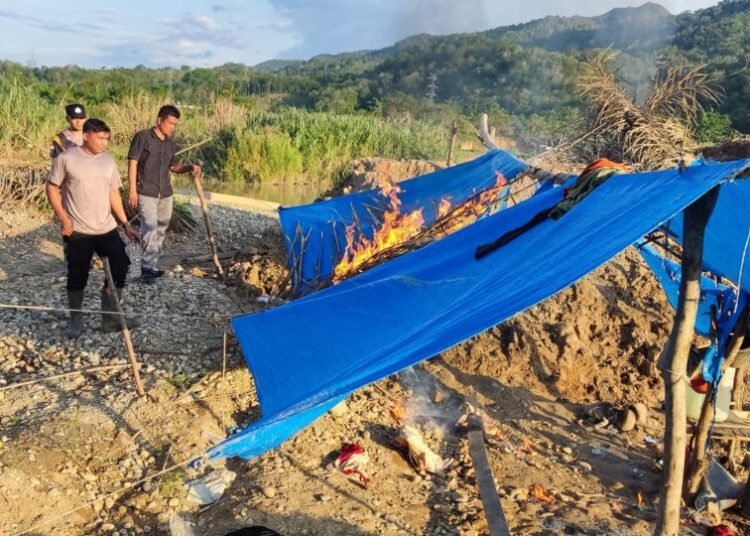 Tim Gabungan Polda Sumbar menertibkan tambang emas ilegal. IST