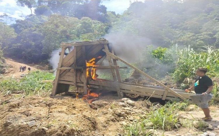 Polisi membakar boks kayu penyaring emas di Sungai Batang Pasaman, Kampung Lanai Hilir, Jorong Bandar Padang Pembangunan, Nagari Cubadak Barat, Kecamatan Duo Koto, Pasaman, pada Kamis (8/8) siang. Foto: Polres Pasaman