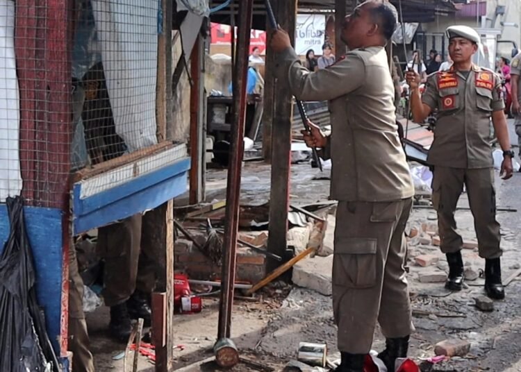 Satuan Polisi Pamong Praja (Satpol PP) Kota Padang bersama pihak Kecamatan Padang Utara membongkar sebuah bangunan liar (Bangli) yang berdiri di atas fasilitas umum (fasum) di Jalan Cendrawasih, Patenggangan, Kecamatan Padang Utara, Kamis (14/8/2025).