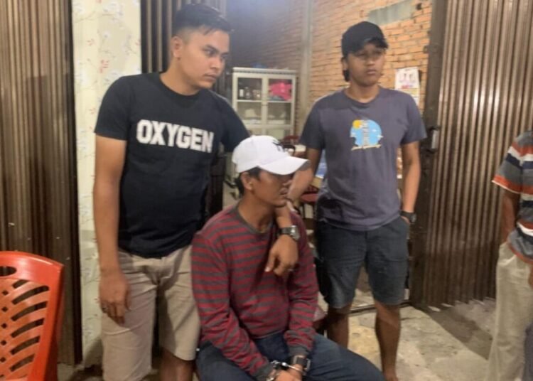 Polisi menangkap terduga pencuri sepeda motor di rumah orang tuanya di Jorong Ekor Parit, Nagari Limbanang, Kecamatan Suliki, Limapuluh Kota, pada Rabu (27/8/2025) sekitar pukul 01.30 WIB. Foto: Polres 50 Kota