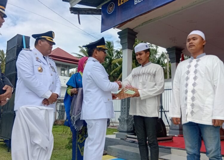 Bupati Padang Pariaman Jhon Kenedy Aziz dan Wali Kota Pariaman Yota Balad menyerahkan secara simbolis dokumen remisi kepada warga binaan Lapas Pariaman, Minggu (17/8).