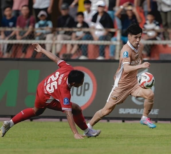 Pemain Semen Padang berebut bola dengan pemain Dewa United dalam laga Pekan Kedua Liga 1 2025/2026 di Stadion Agus Salim, Jumat (15/8).