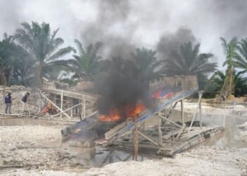 Polisi Gerebek Tambang Emas Ilegal, 4 Rakit Dibakar, Pelaku Kabur