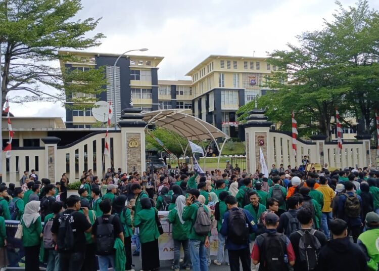 Ratusan mahasiswa dari berbagai perguruan tinggi di Sumatera Barat menggelar aksi demonstrasi di depan Markas Polda Sumbar, Jumat (29/8/2025) sore.
