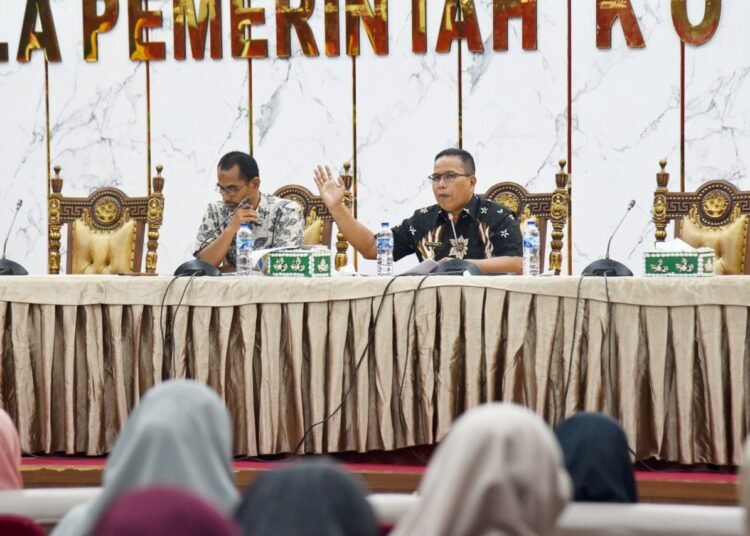Wakil Wali Kota Pariaman, Mulyadi, didampingi Kepala Bappeda Kota Pariaman, Adi Junaidi, memimpin rapat pembahasan finalisasi Rencana Kerja Pemerintah Daerah (RKPD) Tahun 2026 di Aula Balaikota Pariaman, Kamis (31/7/2025).