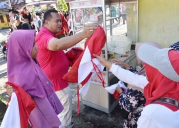 Semarakkan HUT RI ke-80, Wali Kota Pariaman Bagikan Ribuan Bendera Merah Putih