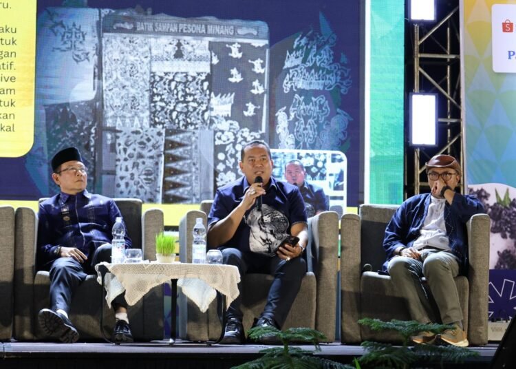 Wali Kota Pariaman, Yota Balad, menjadi narasumber pada Rapat Koordinasi Nasional (Rakornas) Indonesia Creative Cities Network (ICCN) 2025 di THE ZHM Premiere Hotel Padang, Jumat (8/8/2025).