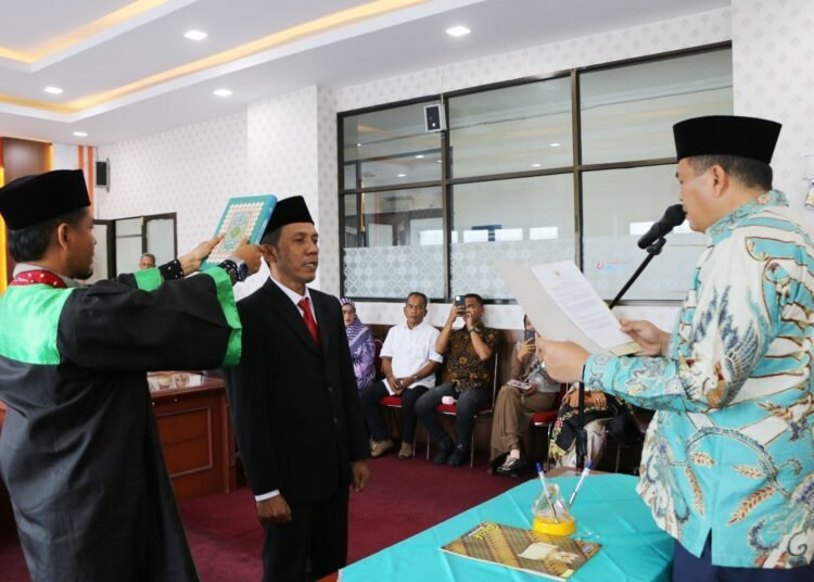 Wali Kota Pariaman, Yota Balad, resmi melantik Penggantian Antar Waktu (PAW) Pimpinan Badan Amil Zakat Nasional (BAZNAS) Kota Pariaman periode 2021–2026 di Ruang Rapat Wali Kota Pariaman, Kamis (14/8/2025).