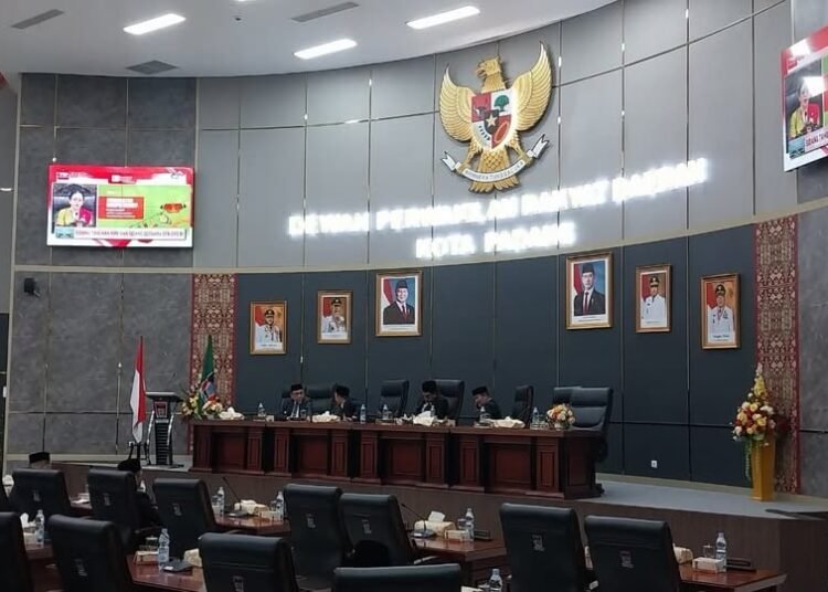 Rapat Paripurna DPRD Padang mendengarkan Pidato Kenegaraan Presiden RI dalam rangka HUT ke-80 Kemerdekaan RI sekaligus penyampaian APBN 2026, di Ruang Sidang DPRD Padang, Jumat (15/8/2025).
