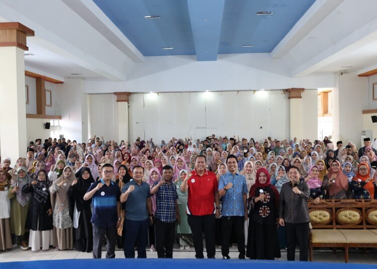 Wali Kota Pariaman, Yota Balad, berfoto bersama peserta Seminar Nasional 2025 bertema “Menjadi Pengajar yang Menginspirasi dan Menggerakkan Generasi Bangsa” di Aula SUPM Pariaman, Sabtu (16/8).