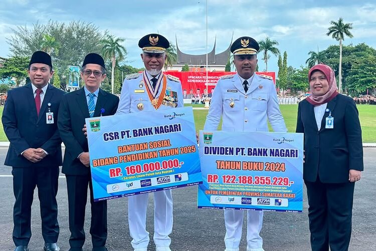 Direktur Utama Bank Nagari, Gusti Candra, bersama Komisaris Utama, Andri Yulika, berfoto bersama Gubernur Sumbar Mahyeldi dan Wakil Gubernur Vasko Ruseimy usai menyerahkan secara simbolis deviden dan dana Tanggung Jawab Sosial, Minggu (17/8).