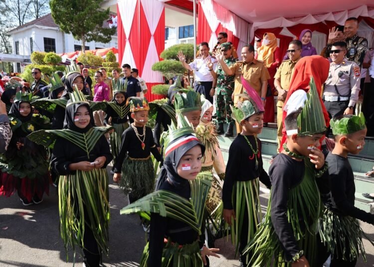 Pemerintah Kota Pariaman menggelar pawai alegoris yang berlangsung meriah, Selasa (19/8/2025).
