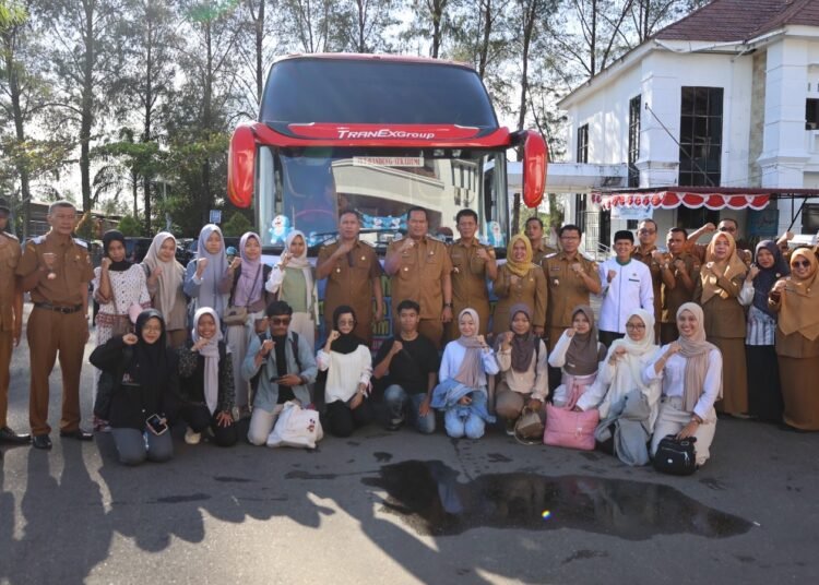 Wali Kota Pariaman, Yota Balad bersama Wakil Wali Kota, Mulyadi melepas 13 mahasiswa penerima Program Satu Keluarga Satu Sarjana Plus (Saga Saja Plus) Tahun Akademik 2025/2026 di Halaman Balaikota Pariaman, Senin (25/8).