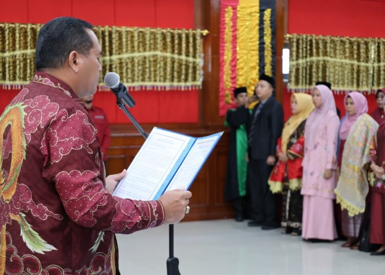 Wali Kota Pariaman, Yota Balad, melantik dan mengambil sumpah 104 pejabat Administrator, Pengawas, serta Kepala Puskesmas di lingkungan Pemerintah Kota Pariaman di Aula Balai Kota Pariaman, Jumat (22/8/2025).
