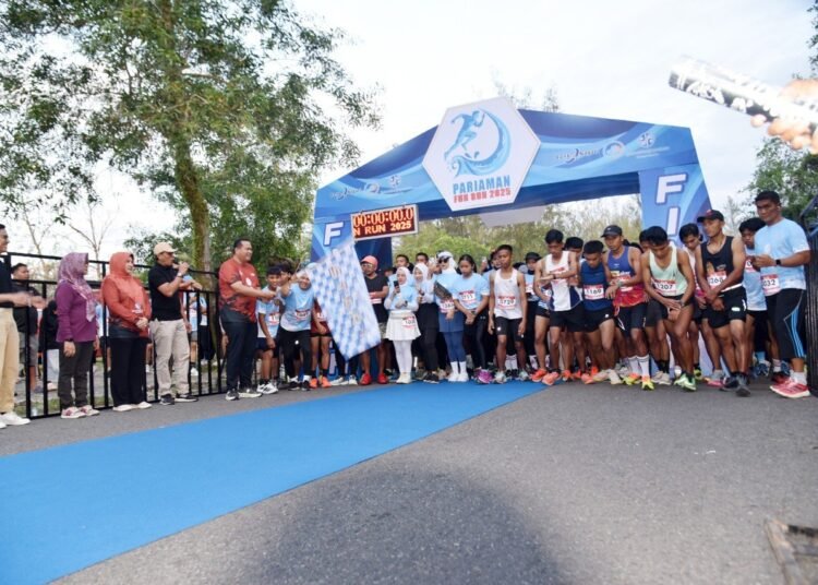 Wali Kota Pariaman, Yota Balad, bersama Wakil Wali Kota Mulyadi melepas peserta Pariaman Fun Run 2025 yang digelar di Pantai Kata, Kota Pariaman, Minggu (24/8/2025).