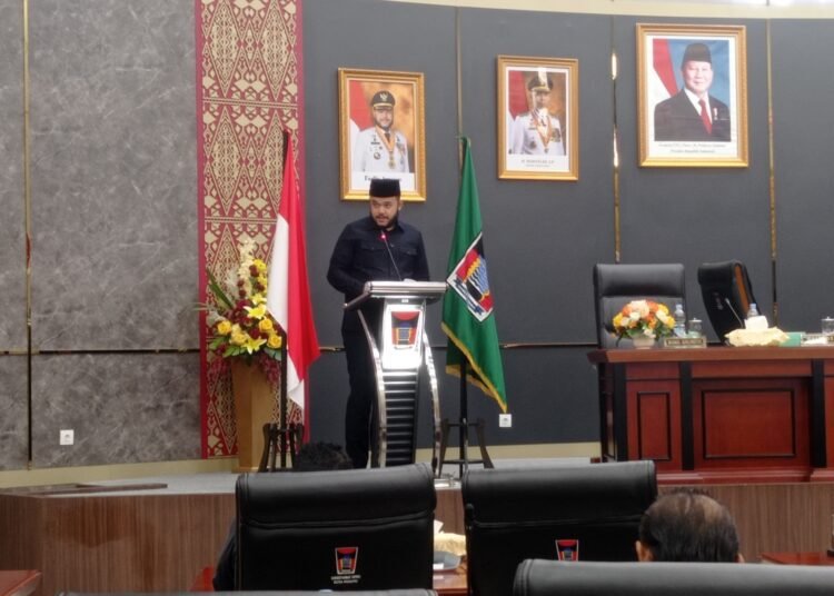 Wali Kota Padang, Fadly Amran, menyampaikan sambutan pada Rapat Paripurna DPRD Kota Padang dengan agenda Penutupan Masa Sidang III Tahun 2025 sekaligus Pembukaan Masa Sidang I Tahun 2025/2026 di Gedung DPRD Kota Padang, Aie Pacah, Kamis (28/8/2025).
