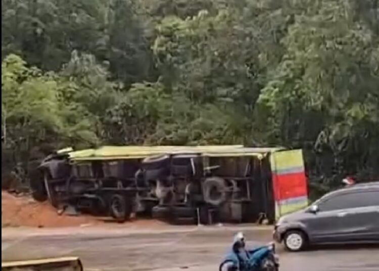 Truk bermuatan bahan bangunan dan besi mengalami rem blong di Panorama II Sitinjau Lauik, truk bermuatan bahan bangunan dan besi mengalami rem blong di Panorama II Sitinjau Lauik pada Senin (11/08/2025) siang.
