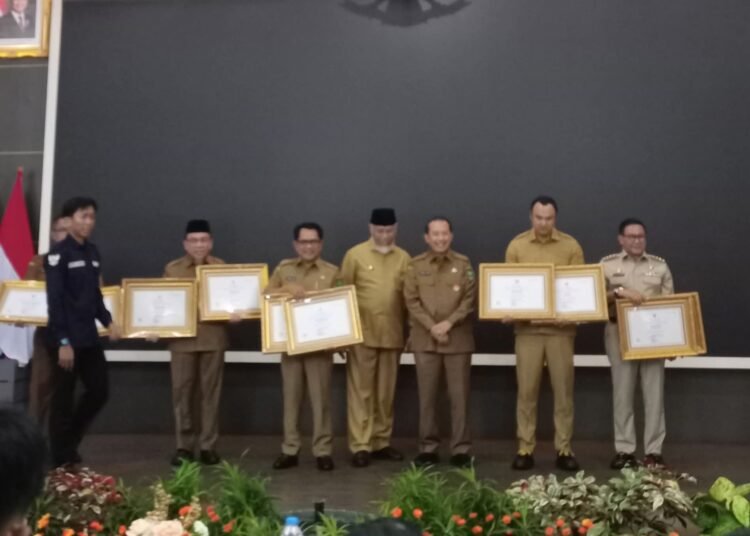 Bupati Padang Pariaman, John Kenedy Azis menerima penyerahan serttifikat WBTbI.