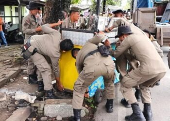 Belasan Lapak PKL di Trotoar dan Badan Jalan Ditertibkan Satpol PP Padang