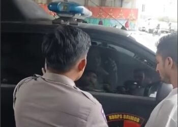 Viral! Mobil Dinas Brimob Polda Riau Dikepung Warga Usai Tabrak Pemotor