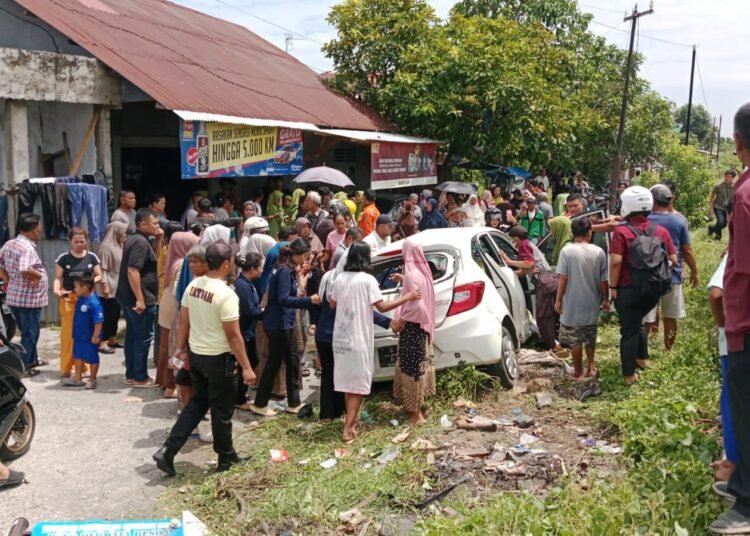 Mobil Honda Brio tertabrak kereta api di perlintasan Parak Salai, Padang, Kamis (21/8/2025).