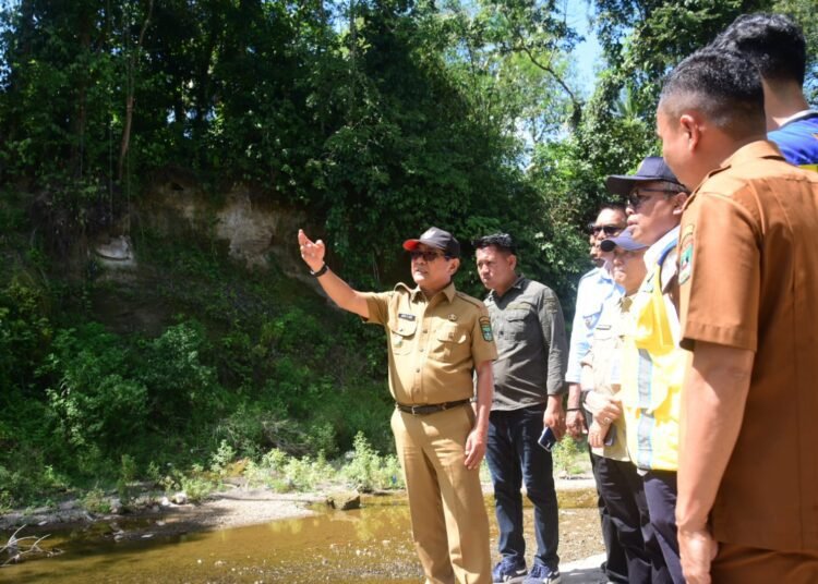 Bupati JKA bersama perangkat daerah lainnya meninjau lokasi irigasi Ladang Laweh Lubuak Sikoci.