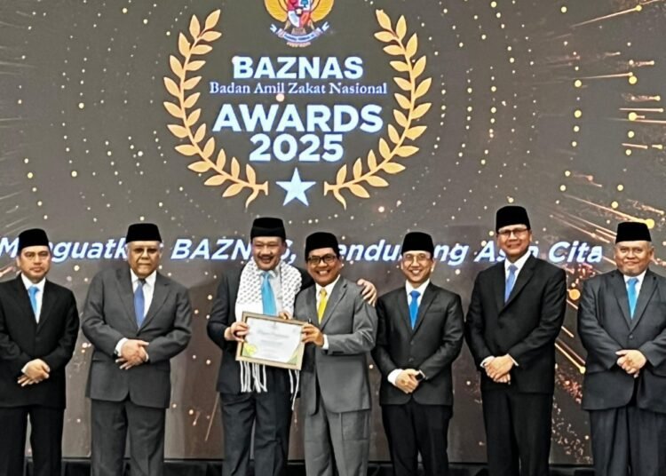 Bupati Padang Pariaman John Kenedy Azis raih penghargaan sebagai Kepala Daerah Pendukung Gerakan Zakat Indonesia pada ajang BAZNAS Award 2025.
