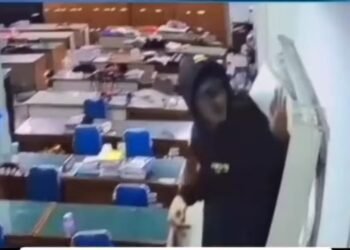 Video: Aksi Pria Bobol Sekolah di Padang Terekam CCTV