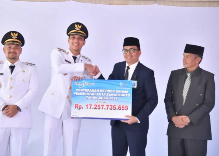 Kepala Cabang Bank Nagari Sawahlunto, Ulfardhi, menyerahkan dividen secara simbolis kepada Wali Kota Sawahlunto Riyanda Putra, Senin (18/8).