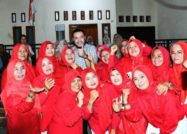 Fadly Amran hadiri puncak perayaan Semarak HUT RI ke-80 yang digelar warga Komplek Pagambiran Permai, Kelurahan Pegambiran Ampalu Nan XX, Kecamatan Lubuk Begalung, Sabtu (23/8).