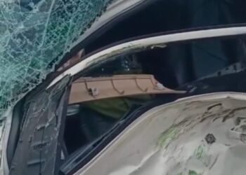 Minibus Ringsek Dihantam Kereta Api di Padang