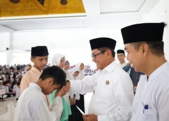 Bupati Padang Pariaman Serahkan Bantuan Zakat Rp1,8 Miliar kepada Siswa Kurang Mampu