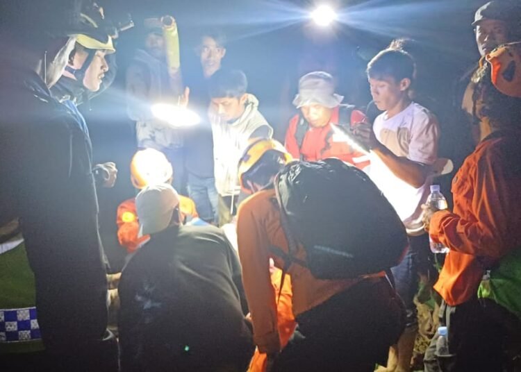 Rombongan mahasiswa KKN Unand bersama perangkat desa setempat tersesat dalam hutan di kawasan Kabupaten Lima Puluh Kota.