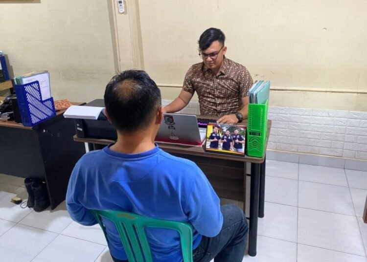 Pria berinisial JS (54), warga Jorong Simpang Tiga Kenanga, Nagari Sungai Antuan, Kecamatan Mungka, Limapuluh Kota, ditangkap polisi setelah diduga menusuk adik kandung dan iparnya menggunakan sebilah sangkur.