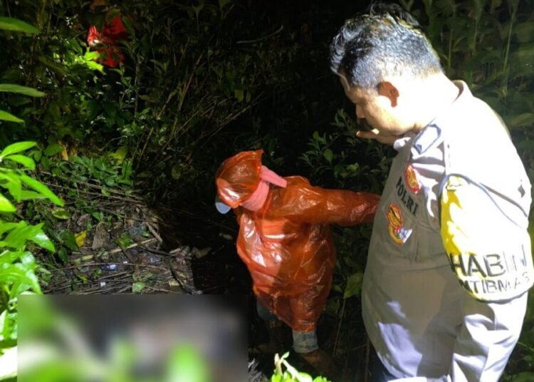 Warga menemukan sesosok mayat di parit ladang di Kampung Hilalang, Nagari Inderapura, Kecamatan Pancung Soal, Pesisir Selatan, Jumat (1/8) malam. Foto: IST