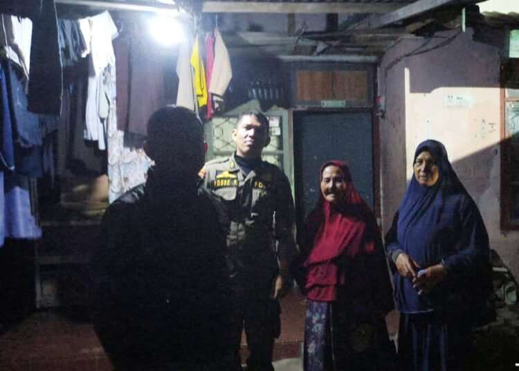 Satpol PP Padang mengantarkan seorang lansia terlantar ke rumahnya pada Sabtu, (2/8).