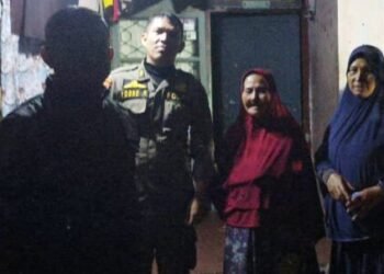 Telantar di Lubuk Begalung, Seorang Lansia Diantar Pulang oleh Satpol PP Padang
